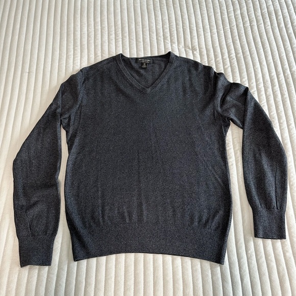 Banana Republic Men’s Grey Lux V-neck sz S - Picture 3 of 6